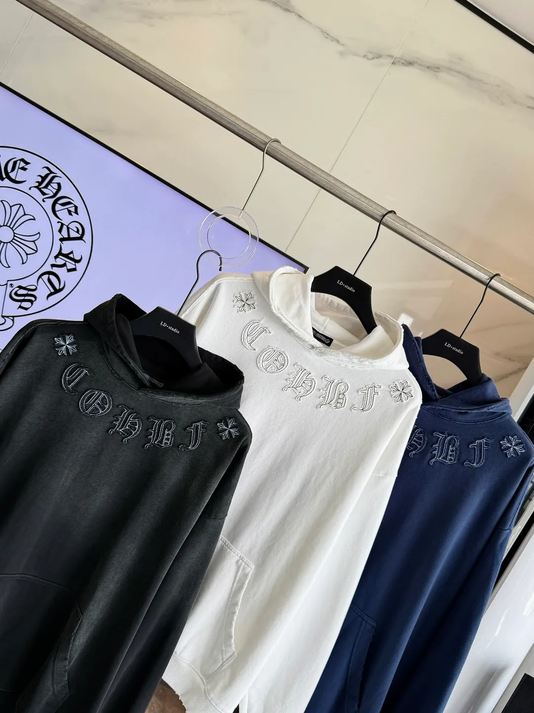 P330 🔥🔥🔥ceiling level 𝗖𝗵𝗿𝗼𝗺𝗲 𝗛𝗲𝗮𝗿𝘁𝘀/Cro Heart 2025 cross patch embroidery summer new original single counter American acid washed distressed laser burnt patch embroidery couple casual hooded sweatshirt 👑The highest version! Customized fabric 440g tripe terry fabric! American acid-washed and distressed original fabric laser burnt ✟appliqué embroidery and exquisite embroidery of letters! The best-selling model at the counter. It is very comfortable to wear. It is low-key yet luxurious. It is very classy when worn. The large size and tailoring are needless to say. The upper body is exquisite and vivid. 👍High-end first-class materials. A truly palace-level product. The cotton from Turkey is of outstanding quality. After heavy washing, the clothes are very soft! Not picky, the upper body is absolutely stylish and extremely luxurious. Auxiliary materials: The original model has been authenticated and labeled ➕100% silk washed with water label. Genuine purchase-grade original hangtag➕matching hanging rope➕3D hanging beads➕original packaging bag. Craftsmanship: The original version has consistent wiring! The highest version of the armhole matching technique! Countless times of pattern making to 100% restore the original appearance! The correct version is the same for men and women, super eye-catching, super good-looking, and super atmospheric! Color: White Black Royal Blue Size: S-XL
